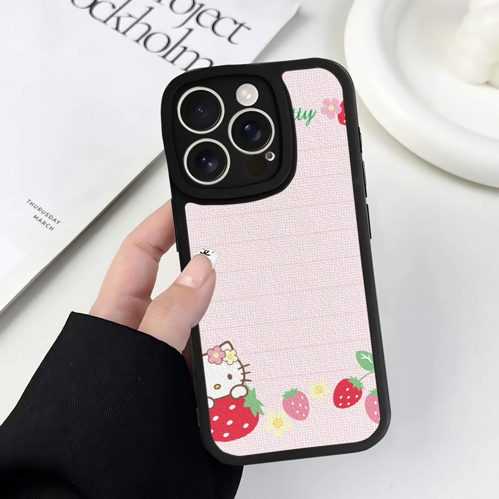 （画像用） Hello Kitty ハローキティ 【iPhone 16シリーズ対応】シリコンスマホケース（レザー調） 材質：シリコン